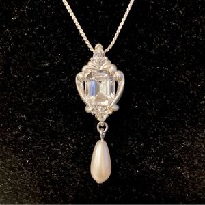 Elegant Silver tone faux Pearl Drop Pendant Necklace